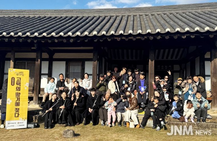 공연자와 단체사진