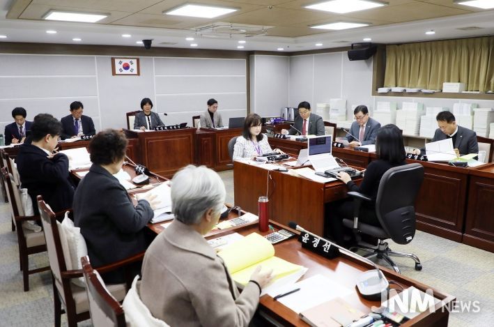 수원특례시의회 기획경제위원회, 조례안 등 안건심사