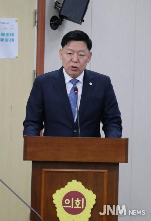 제395회 전라남도의회 제2차 정례회 제4차 교육위원회에서 김정희 교육위원장이 「전라남도교육청 헌법교육 활성화 조례안」에 대해 제안설명 하고 있다.