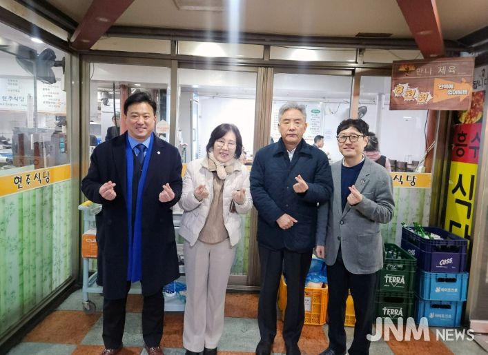 군포시의회 의원들은 9일 ‘군포시 착한가격업소’ 이용 활성화를 위해 산본로데오거리 내 현주식당을 찾아 점심을 했다.