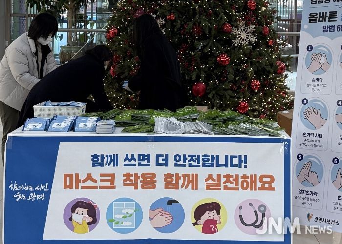 지난 8일 시청 본관 1층에서 인플루엔자 예방 캠페인이 진행되고 있다.