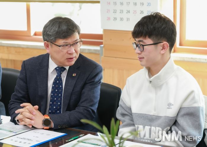 유정기 권한대행, 수능 만점 이하진 학생 격려