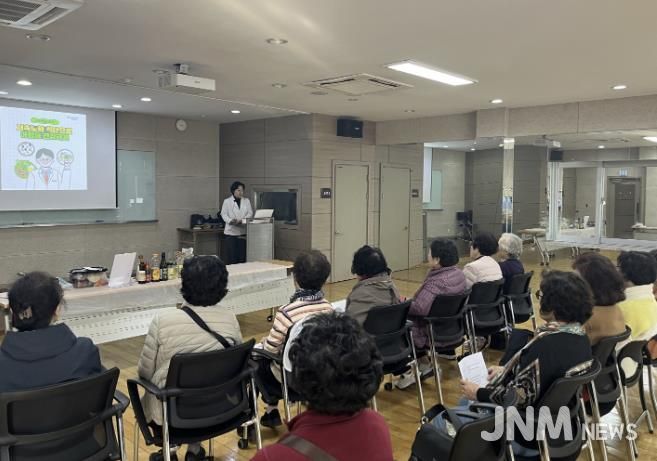 어르신들이 영양 교육을 받고 있다