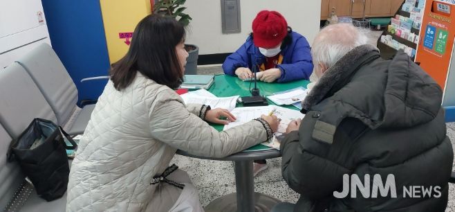 천안시가 한파 취약계층의 안부 확인을 위한 상담을 진행하고 있다.