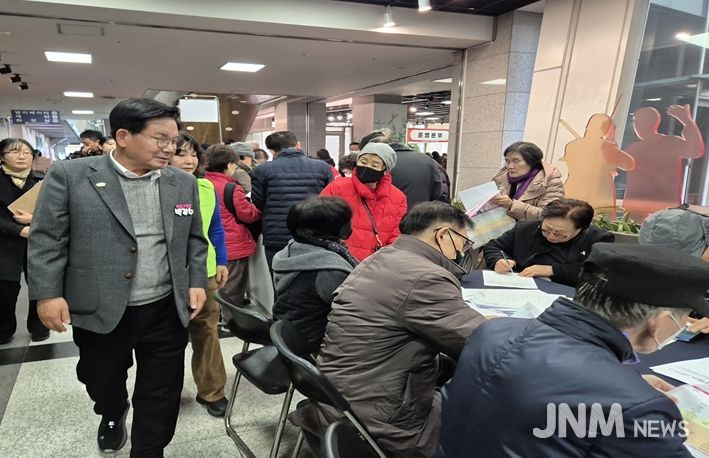 박강수 마포구청장이 ‘2026년 노인일자리 박람회’ 현장을 둘러보고 있다.