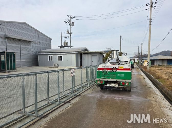 1. 천안시가 고병원성 조류인플루엔자(AI) 확산 방지를 위해 소독을 실시하고 있다.