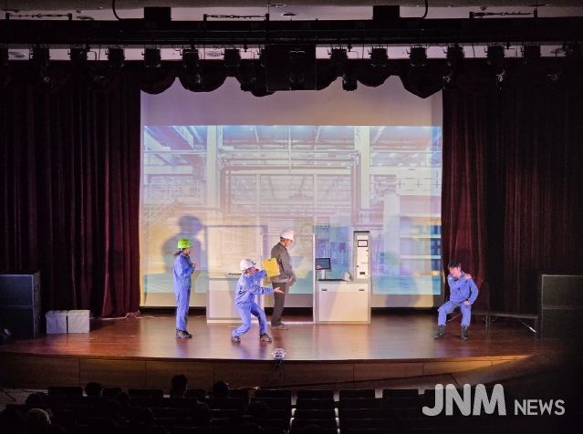 10일 덕업관에서 ‘근로자 안전 감성교육’으로 뮤지컬 공연하는 모습