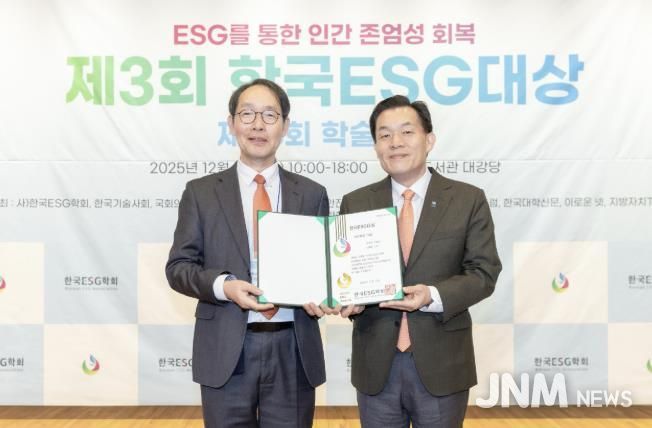 시상식 후 이재준 수원시장(오른쪽)이 기념사진을 촬영하고 있다.