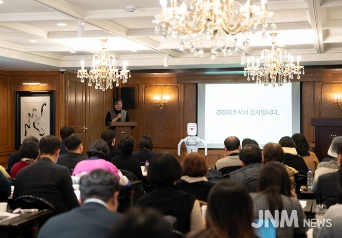 12월 9일 클럽806 서울에서 진행된 ‘2025 돌봄의 디지털 전환 사례 세미나’에서 돌봄로봇 실벗이 공동사회를 보고 있다.