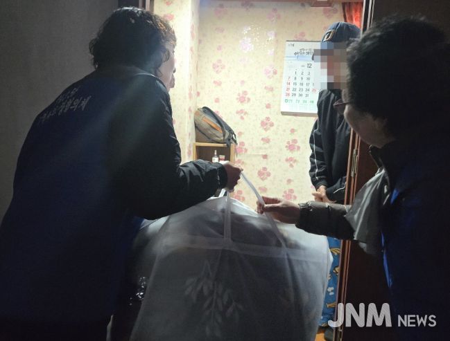 동구 송림3·5동, 취약계층에 방한 용품 전달