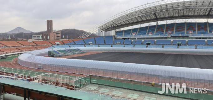 안산 와~스타디움 트랙 비닐하우스 설치 전경. (사진=안산도시공사 제공)