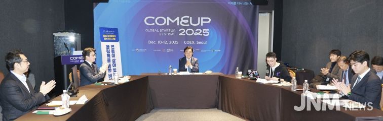 12일 김관영 도지사가 서울 코엑스에서 열린 ‘컴업 2025’ 에서 국내 최대 스타트업 단체인 코리아스타트업포럼과 함께 ‘피지컬 AI 기회의 땅, 전북’을 주제로 좌담회를 갖고 전북 스타트업 전시관을 둘러보고 있다