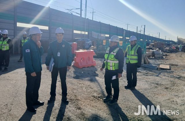 김석웅 광산구 부구청장 등이 12일 공공 건설공사장인 우산동 우수 저류시설 조성 현장을 찾아 안전관리 실태를 점검했다.