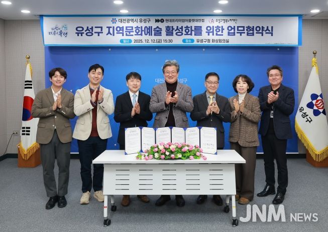 12일 현대프리미엄아울렛 대전점, 유성구행복누리재단과 ‘지역 문화 예술 활성화를 위한 업무협약’을 체결하고 기념촬영을 하고 있다. / 신현준 지점장(왼쪽에서 세 번째), 정용래 유성구청장(가운데), 홍정환 행복누리재단 상임이사(오른쪽에서 세 번째)