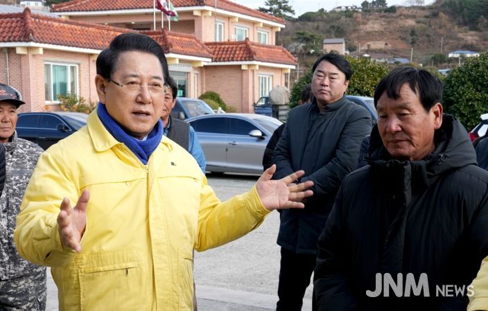 김영록 전라남도지사가 14일 완도군 약산면 득암리에서 완도 미역 양식장 피해 현황 및 건의사항을 청취하고 신속한 피해복구 대책을 당부하고 있다.