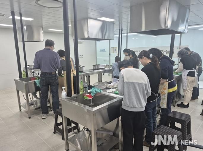 파주시 운정보건소, ‘한방차 만들기’ 주민들 큰 호응