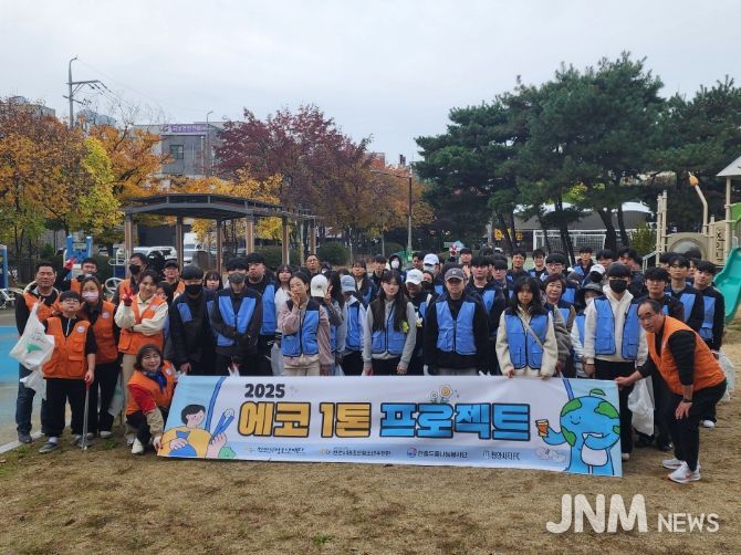 지난 13일 원두정 먹거리골목에서 천안시 청소년들과 자원봉사자들이 함께 기념사진을 촬영하고 있다.