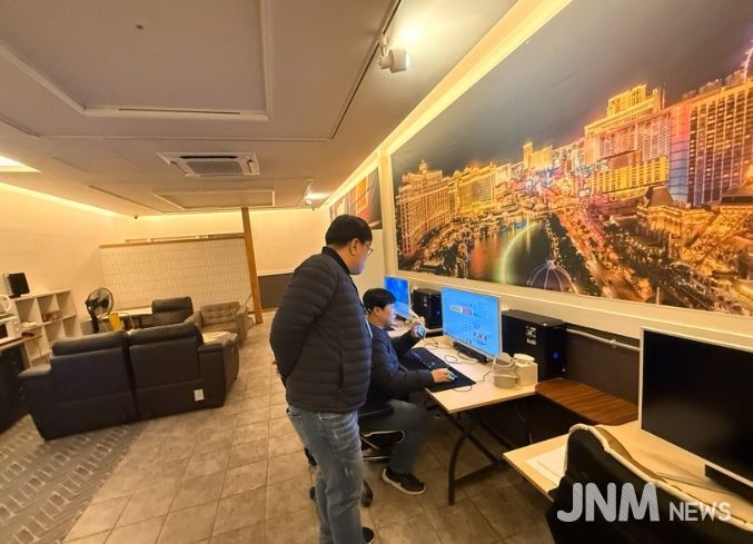 1. 천안시 동남구가 게임제공업소에 대해 합동점검을 실시하고 있다.