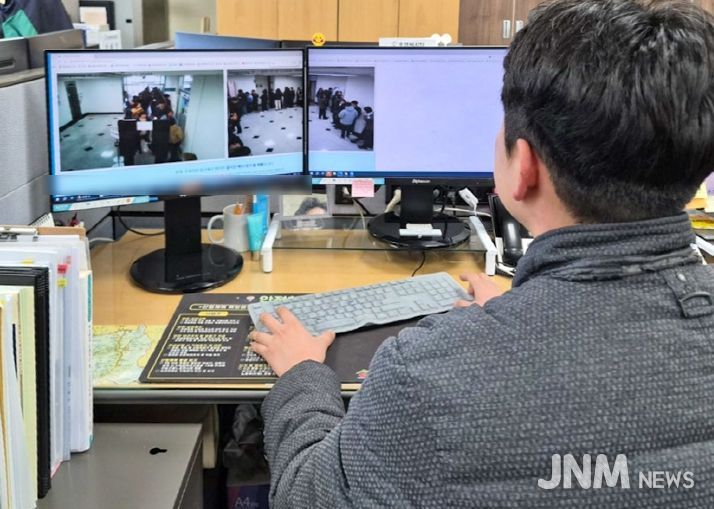 1. PC화면으로 구내식당 대기 현황을 확인하는 직원 모습