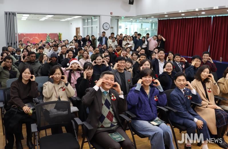 2025년 화성시외국인복지센터 사업보고회 기념 사진