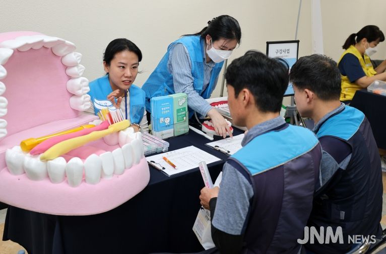 광산구는 병원에 가기 힘든 우체국 노동자들을 위해 찾아가는 상생보건소를 운영했다. 우체국 노동자들이 검진을 하고 있다.