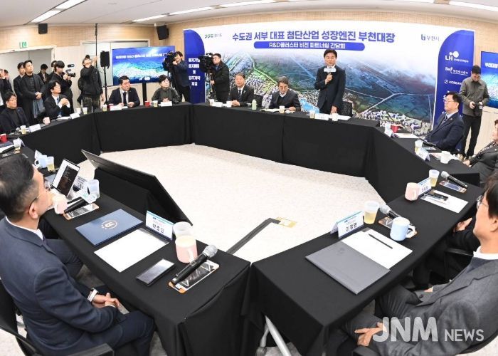 이달 15일 오정구청에서 열린 ‘부천대장 R&D 클러스터 비전 파트너쉽 간담회’에서 조용익 부천시장이 이야기하고 있다.