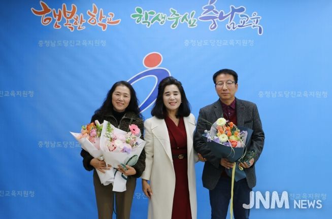 퇴직공무원 송공패수여식(도서관 사서5급 정선경, 운전7급 오인석)