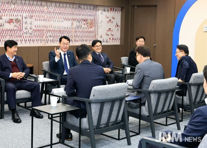 정명근 화성특례시장이 중소벤처기업 산업재산권 보호를 위한 업무 협약식에서 협약 내용에 대하여 참석 내빈들에게 설명 하고 있다