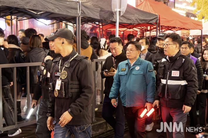 지난 10월 핼러윈데이 인파 밀집에 대비해 안전관리를 펼치고 있는 박강수 마포구청장
