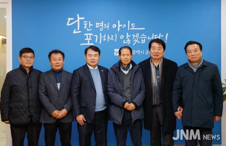 이정선 광주시교육감(왼쪽 3번째)가 15일 교육감실에서 진행한 ‘교육감-산업단지 대표’ 간담회에서 광주 지역 4개 산업단지 협의회 회장단과 함께 간담회 후 기념사진을 촬영하고 있다.