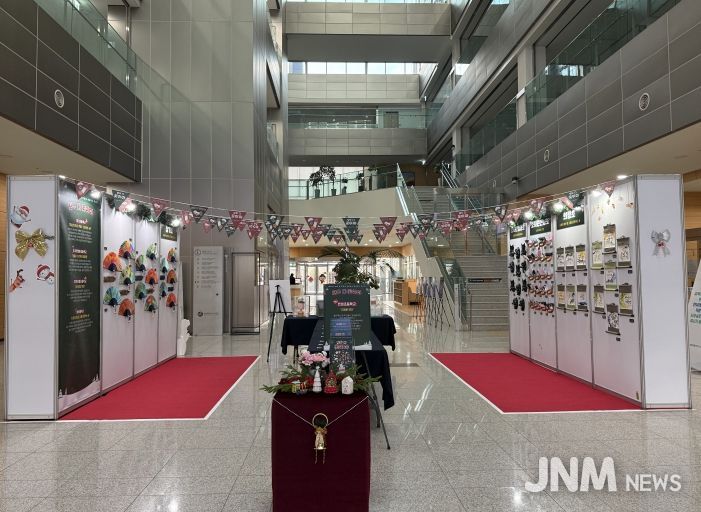 12월 15일~12월 26일 2주간, 세종시교육청 1층 로비에서 ‘2025년 세종 읍면지역 우리동네 예술학교 성과전시회인 ’모두 다 꽃이야‘ 행사가 열리고 있다.