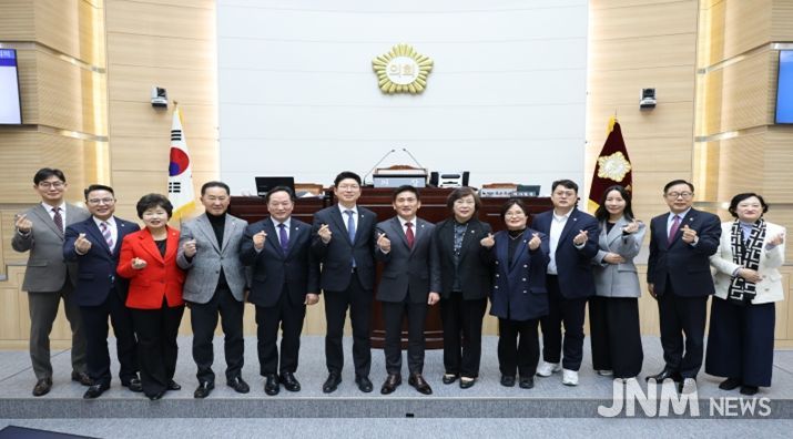 용산구의회, 제302회 제2차 정례회 폐회 의원 단체사진