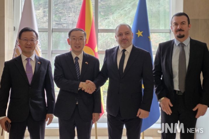 이명구 관세청장(왼쪽에서 두번째)이 16일(현지시간) 북마케도니아에서 ‘북마케도니아 위험관리·CDW 시스템 개통식’을 가진 뒤 기념 촬영하고 있다.