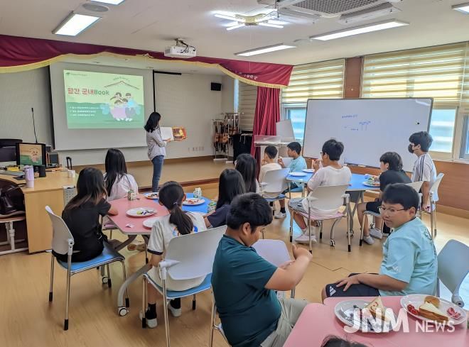군내북초 학생들이 아침간편식을 먹으며 아침독서활동을 하고 있다.