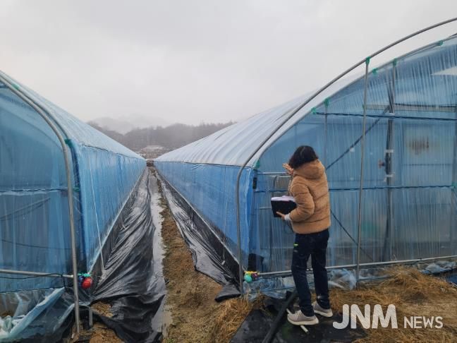 금산군농업기술센터 관계자가 겨울철 농업 시설을 점검하고 있다.