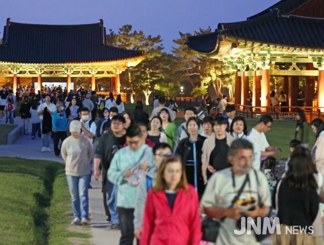 야간 조명 아래 관광객들로 붐비는 경주 동궁과 월지 일대
