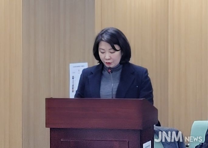 이은림 의원(도봉4·국민의힘)이 제333회 정례회 제7차 도시안전건설위원회에서 '상도교 동부간선도로 성수 방면 진입로 설치 요청에 관한 청원'에 대해 제안설명을 하고 있다.