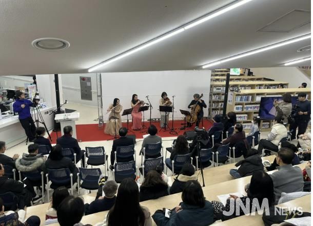 윤동주 시인 서거 80주기 행사 중 현악 4중주 연주 모습