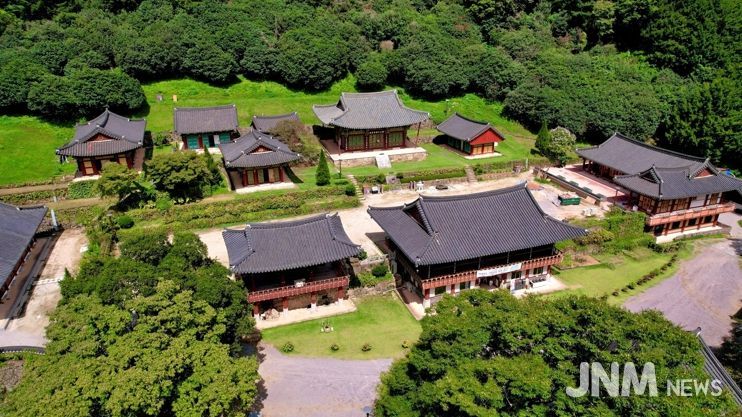 빼어난 자연경관을 자랑하는 나주 불회사가 ‘2025년 우리고장 국가유산 활용사업’에서 전통산사 분야 우수사업으로 선정되며 2년 연속 국가유산청장상을 수상했다.