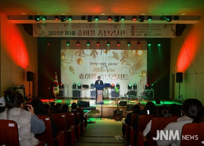 김광열 영덕군수가 죠이풀어린이합창단의 콘서트를 응원하고 있다.