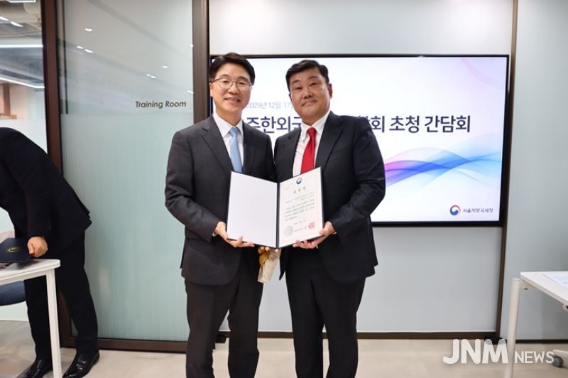 서울국세청장 표창장을 수여받고있는 세정협조자 KOFA 회장 조영빈 대표 (오토폼엔지니어링코리아 대표이사) (사진 : 주한외국기업연합회 KOFA 제공)