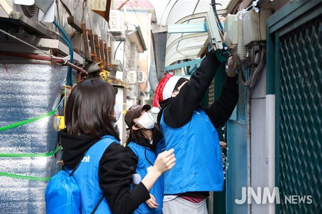 토스뱅크 임직원들이 돈의동 쪽방촌에서 주거환경개선 봉사활동을 펼쳤다
