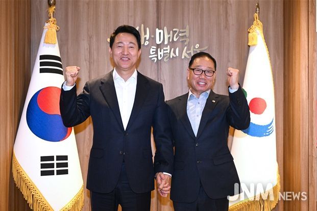 오세훈 서울시장이 19일(금) 김용승 마을버스조합 이사장(오른쪽)을 만나 기념촬영을 하고 있다.