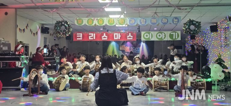 충주시노인복지관, 크리스마스 특집 청춘나이트 성료(보슬유치원 아이들의 장구공연