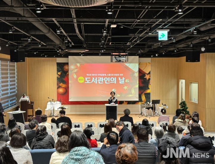 1. 천안시도서관본부가 도서관인의 날 행사를 진행하고 있다.