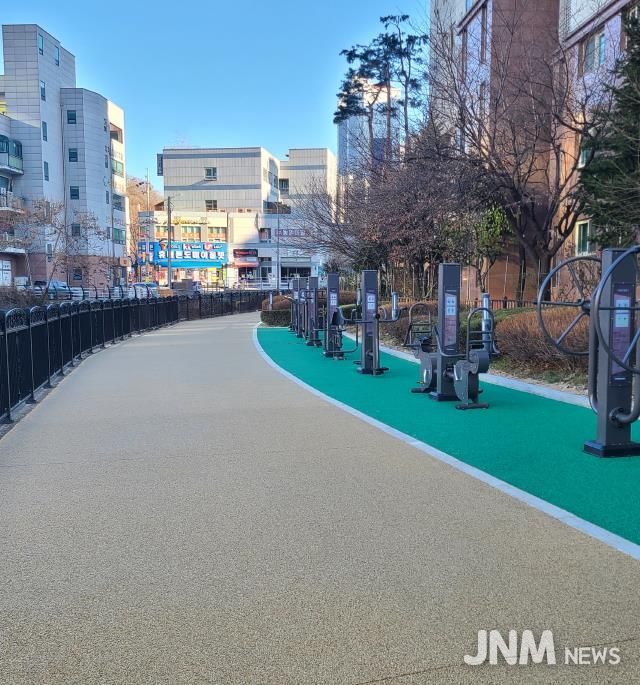 포장을 마친 마북동 공공공지 산책로