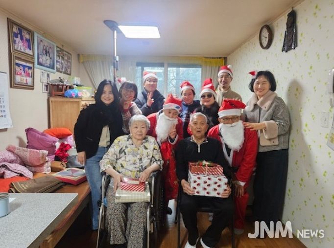 덕양구 치매안심센터의 ‘치매어르신, 싼타 만나다’행사