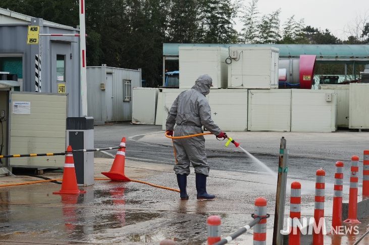 나주시가 고병원성 조류인플루엔자(AI) 확산을 막기 위해 거점소독시설을 운영하고 있다.