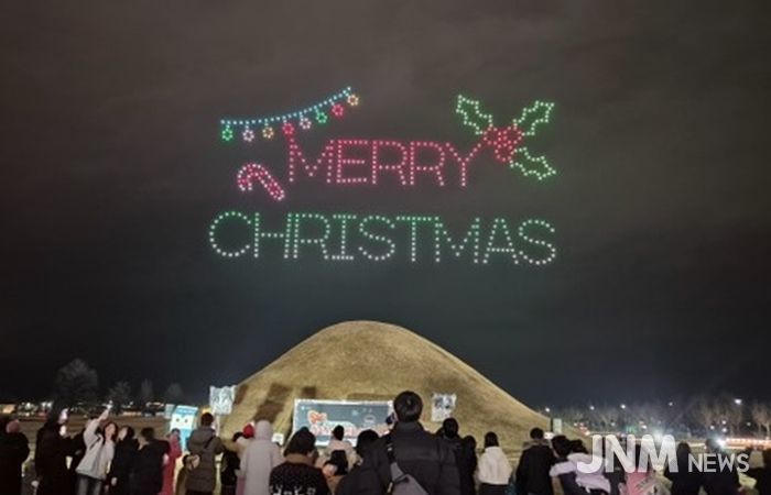 24일 황남동 고분군 일원에서 열린 브레드이발소와 함께하는 크리스마스 드론 아트쇼에서 500대의 군집 드론이 'Merry Christmas' 문구를 형상화하며 밤하늘을 수놓고 있다