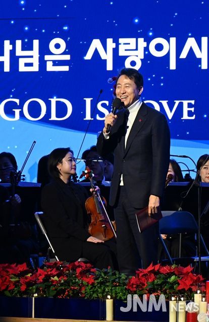 오세훈 서울시장이 24일(수) 오세훈 서울시장이 24일(수) 서초구 사랑의교회에서 열린 ‘서울시민과 함께 나누는 기쁨과 희망의 성탄축제‘에서 축사를 하고 있다.